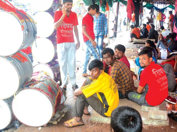 Water swirling due to rain over the business of drummers; No order for immersion processions | ढोलताशांच्या व्यवसायावर पावसामुळे फिरले पाणी; विसर्जन मिरवणुकांसाठी ऑर्डर नाही Water swirling due to rain over the business of drummers; No order for immersion processions | ढोलताशांच्या व्यवसायावर पावसामुळे फिरले पाणी; विसर्जन मिरवणुकांसाठी ऑर्डर नाही