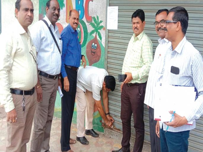 KDMC takes action on property dues; Seal made of 2 rugs | मालमत्ता थकबाकीदारांवर केडीएमसीने केली कारवाई; ३० गाळे केले सील KDMC takes action on property dues; Seal made of 2 rugs | मालमत्ता थकबाकीदारांवर केडीएमसीने केली कारवाई; ३० गाळे केले सील