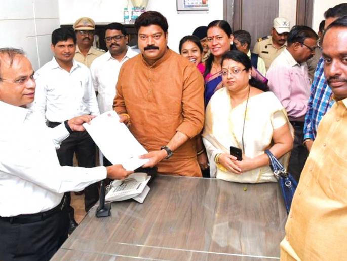 The code of conduct is gone, now fix the road; MNS MLAs meet Commissioner | आचारसंहिता संपली, आता रस्तेदुरुस्ती करा; मनसे आमदार केडीएसी आयुक्तांच्या भेटीला The code of conduct is gone, now fix the road; MNS MLAs meet Commissioner | आचारसंहिता संपली, आता रस्तेदुरुस्ती करा; मनसे आमदार केडीएसी आयुक्तांच्या भेटीला