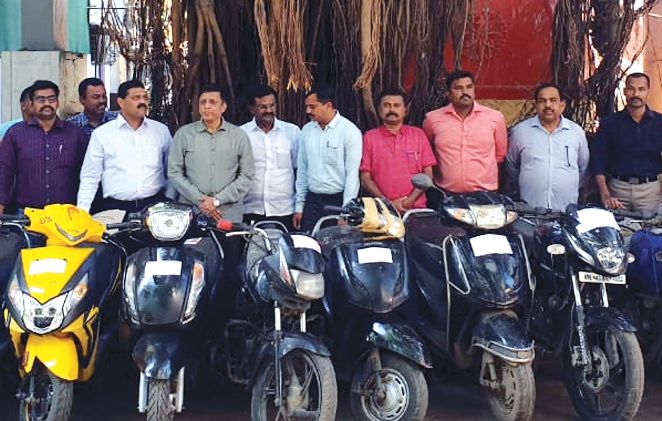 Two gangsters arrested for stealing a bike; Proceedings of the Criminal Investigation Department | दुचाकी चोरणाऱ्या दोन टोळ्यांना अटक; गुन्हे अन्वेषण विभागाची कारवाई
