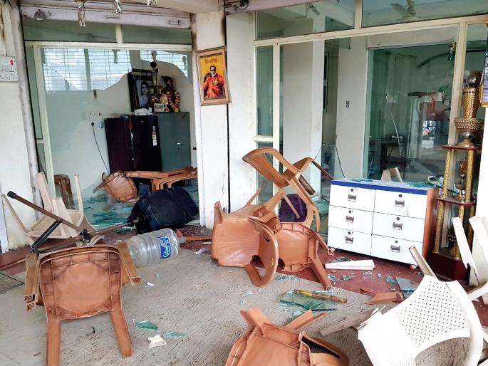 Shiv Senais vandalized the office of the corporator | शिवसैनिकांनीच केली नगरसेवकाच्या कार्यालयाची तोडफोड;बदलापुरात शिवसेनेतील वाद चव्हाट्यावर Shiv Senais vandalized the office of the corporator | शिवसैनिकांनीच केली नगरसेवकाच्या कार्यालयाची तोडफोड;बदलापुरात शिवसेनेतील वाद चव्हाट्यावर