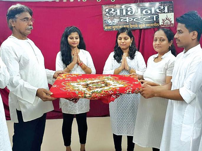 Awareness about Bappa's immersion made from the drama presentation | पथनाट्य सादरीकरणातून केली बाप्पाच्या विसर्जनाबाबत जनजागृती Awareness about Bappa's immersion made from the drama presentation | पथनाट्य सादरीकरणातून केली बाप्पाच्या विसर्जनाबाबत जनजागृती