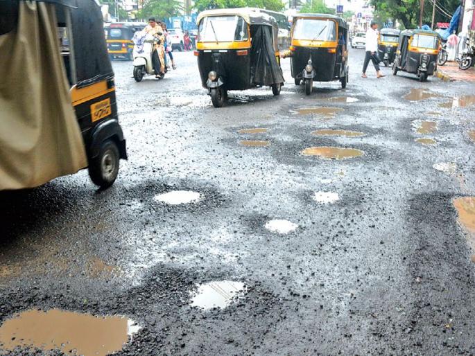 The pits in the KDMC boundary are relatively deep; The engineer broke the strings of Akle | केडीएमसीच्या हद्दीतील खड्डे तुलनेत कमी खोल; अभियंत्याने तोडले अकलेचे तारे The pits in the KDMC boundary are relatively deep; The engineer broke the strings of Akle | केडीएमसीच्या हद्दीतील खड्डे तुलनेत कमी खोल; अभियंत्याने तोडले अकलेचे तारे