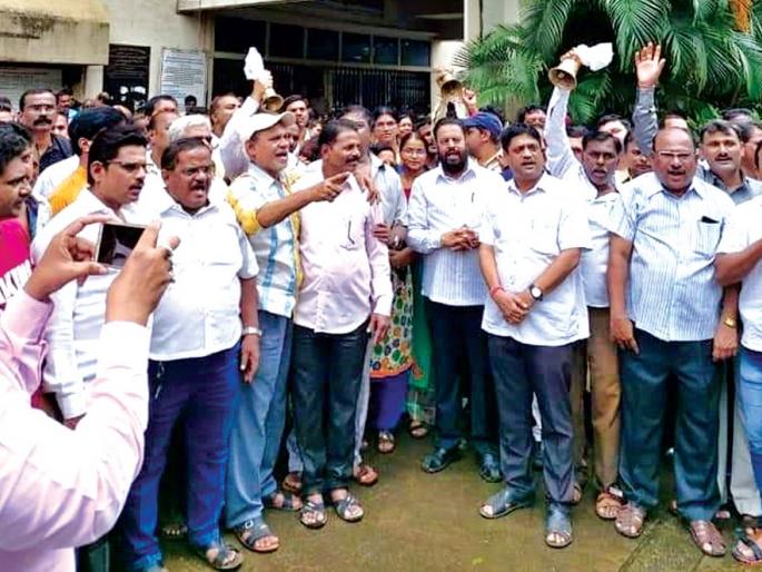 KDMC workers staged agitation; Municipal administration protests | केडीएमसीत कामगारांनी केले घंटानाद आंदोलन; महापालिका प्रशासनाचा केला निषेध KDMC workers staged agitation; Municipal administration protests | केडीएमसीत कामगारांनी केले घंटानाद आंदोलन; महापालिका प्रशासनाचा केला निषेध