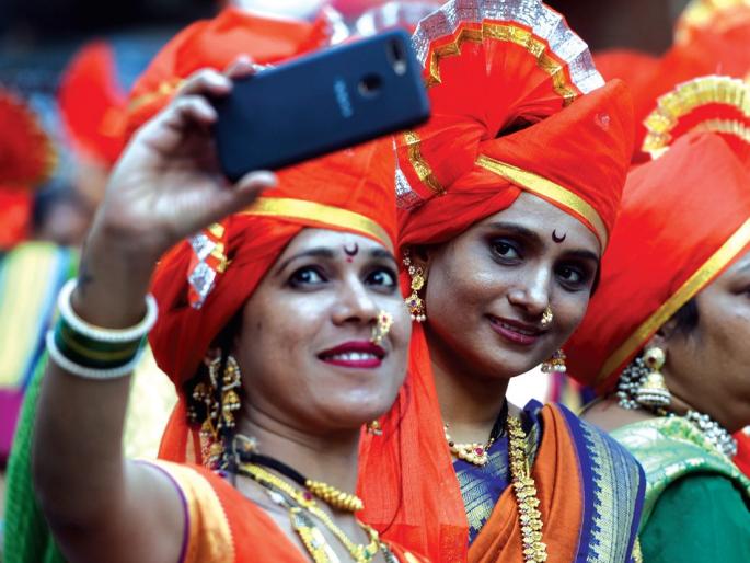 Shiv Jayanti cheers in Thane despite the coroner's knot; Chitrarath proved to be an attraction | कोरोनाचे सावट असतानाही ठाण्यात शिवजयंती उत्साहात; चित्ररथ ठरले आकर्षण Shiv Jayanti cheers in Thane despite the coroner's knot; Chitrarath proved to be an attraction | कोरोनाचे सावट असतानाही ठाण्यात शिवजयंती उत्साहात; चित्ररथ ठरले आकर्षण