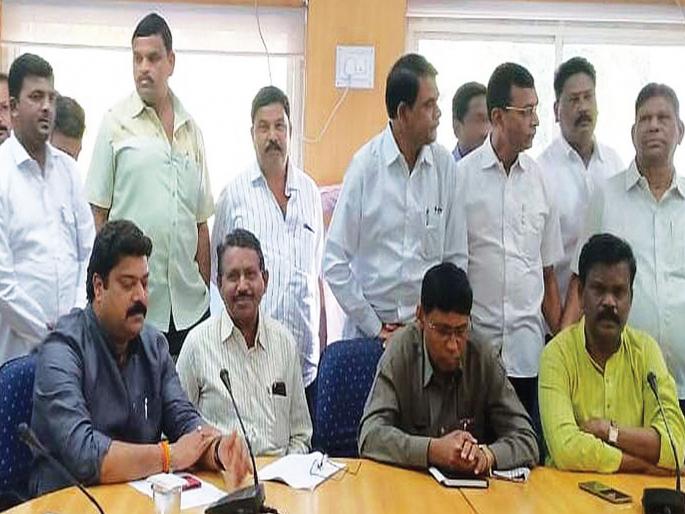Five councilors protest against setting up an independent municipality | स्वतंत्र नगरपालिका स्थापन करण्यास पाच नगरसेवकांनी केला विरोध Five councilors protest against setting up an independent municipality | स्वतंत्र नगरपालिका स्थापन करण्यास पाच नगरसेवकांनी केला विरोध