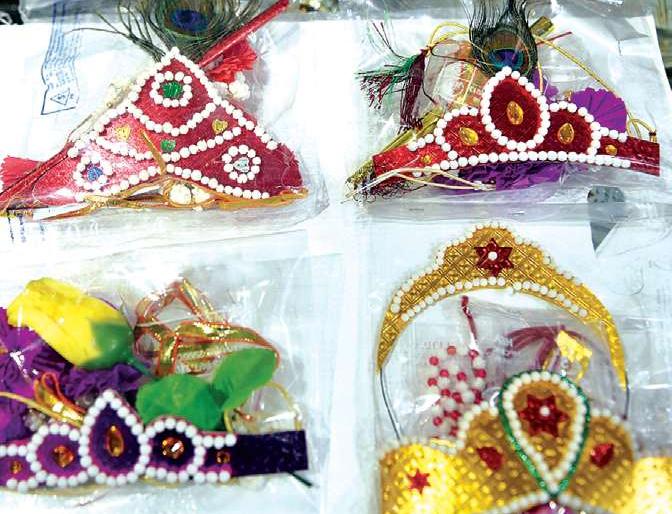 A market adorned with eye-catching jewelry; Trends are changing according to fashion | हलव्याच्या आकर्षक दागिन्यांनी सजली बाजारपेठ; फॅशननुसार बदलतोय ट्रेण्ड A market adorned with eye-catching jewelry; Trends are changing according to fashion | हलव्याच्या आकर्षक दागिन्यांनी सजली बाजारपेठ; फॅशननुसार बदलतोय ट्रेण्ड