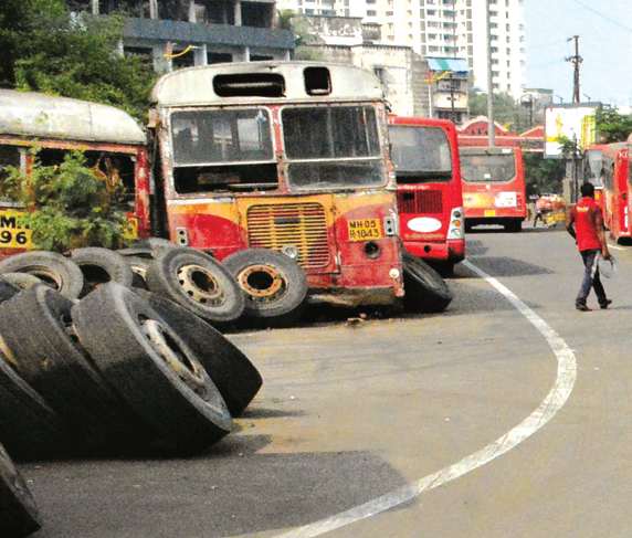 Eventually, 'that' will be the future of the bus; | मेट्रो मॉलच्या जागेत सध्या खितपत पडलेल्या अखेर ‘त्या’ बसचे भवितव्य ठरणार Eventually, 'that' will be the future of the bus; | मेट्रो मॉलच्या जागेत सध्या खितपत पडलेल्या अखेर ‘त्या’ बसचे भवितव्य ठरणार