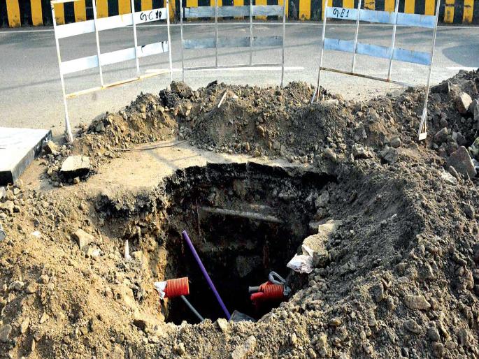 Previously the pits were now excavated; The obstacles in front of the driver still persist | अगोदर खड्ड्यांनी आता खोदकामांनी लावली वाट; वाहनचालकांसमोरचे विघ्न अद्याप कायम Previously the pits were now excavated; The obstacles in front of the driver still persist | अगोदर खड्ड्यांनी आता खोदकामांनी लावली वाट; वाहनचालकांसमोरचे विघ्न अद्याप कायम