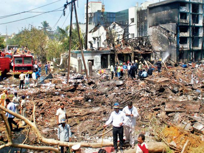 When will dangerous chemical plants in Dombivli close? | डोंबिवलीतील धोकादायक रासायनिक कारखाने कधी बंद होणार?