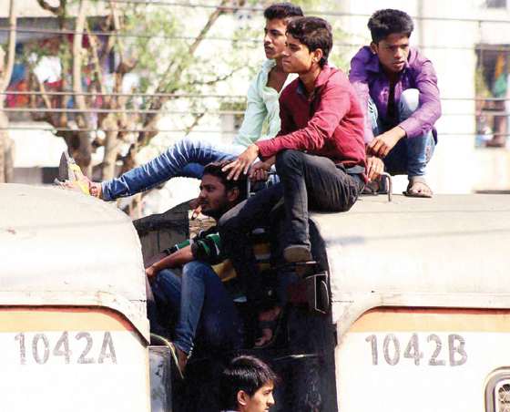 Local stunt incidents dropped by 5; Report of 5 incidents in 19 cases | लोकलमधील स्टंटबाजीच्या घटना ८० ने घटल्या; २०१९ मध्ये अवघ्या ४५ घटनांची नोंद