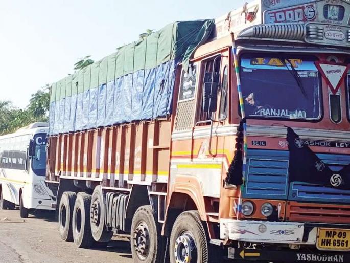 Roads for commercial vehicles; Ignoring mechanisms for illegal parking | व्यावसायिक वाहनांना रस्ते दिले आंदण; बेकायदा पार्किंगकडे यंत्रणांचे दुर्लक्ष Roads for commercial vehicles; Ignoring mechanisms for illegal parking | व्यावसायिक वाहनांना रस्ते दिले आंदण; बेकायदा पार्किंगकडे यंत्रणांचे दुर्लक्ष