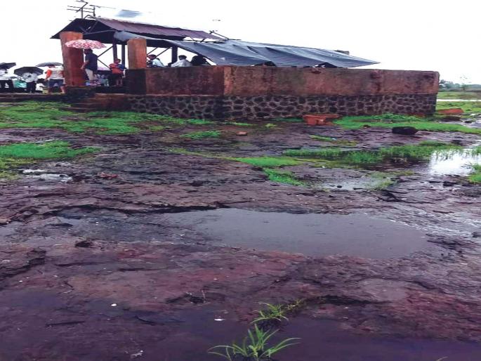 Tadpatti base took place in the crematorium | स्मशानभूमीला घ्यावा लागला ताडपत्रीचा आधार