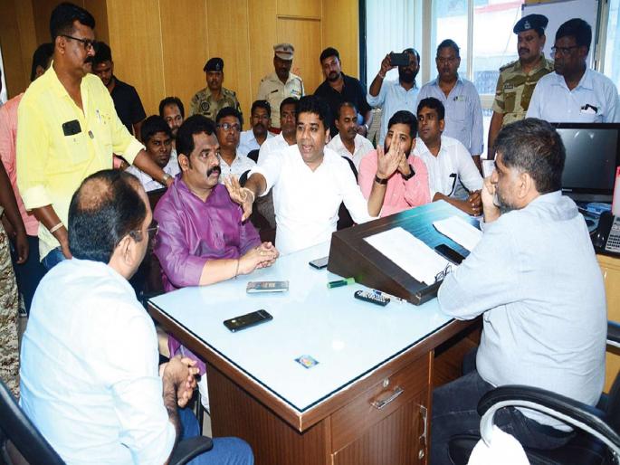 Accepts shutdown problems; | एसी बंद करून वाचला समस्यांचा पाढा; मनसेचं ठाण्यात आंदोलन Accepts shutdown problems; | एसी बंद करून वाचला समस्यांचा पाढा; मनसेचं ठाण्यात आंदोलन