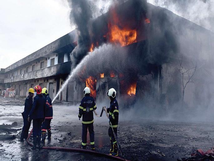 Fierce chemical warehouse fire; | भिवंडीत केमिकल गोदामाला भीषण आग; लाखोंचे नुकसान Fierce chemical warehouse fire; | भिवंडीत केमिकल गोदामाला भीषण आग; लाखोंचे नुकसान