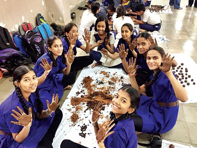 Seeds bomb to be made in Thane to survive trees | झाडे जगविण्यासाठी ठाण्यात बनविणार सीड्स बॉम्ब Seeds bomb to be made in Thane to survive trees | झाडे जगविण्यासाठी ठाण्यात बनविणार सीड्स बॉम्ब