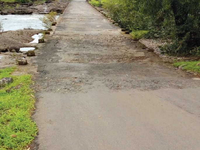 Young became aggressive for the bridge | पुलासाठी तरुण झाले आक्रमक; दर पावसाळ्यात त्रास Young became aggressive for the bridge | पुलासाठी तरुण झाले आक्रमक; दर पावसाळ्यात त्रास