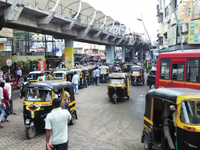 The steering of the rickshaw in the hands of the crew | रिक्षाचे स्टेअरिंग टवाळखोरांच्या हाती; कारवाईकडे दुर्लक्ष The steering of the rickshaw in the hands of the crew | रिक्षाचे स्टेअरिंग टवाळखोरांच्या हाती; कारवाईकडे दुर्लक्ष