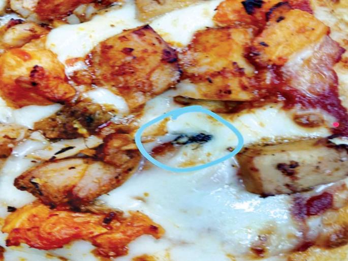 Shocking! Dead fly found in pizza in Kalyan | धक्कादायक! कल्याणात पिझ्झामध्ये आढळली मेलेली माशी Shocking! Dead fly found in pizza in Kalyan | धक्कादायक! कल्याणात पिझ्झामध्ये आढळली मेलेली माशी