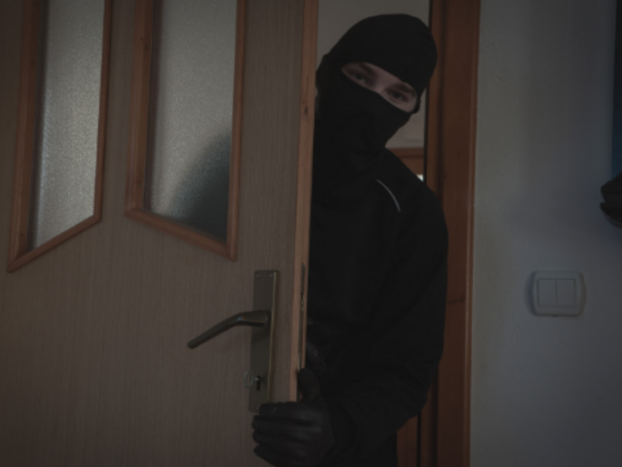 He broke the lock of the house in broad daylight and stole five lakhs of jewelery Incidents in the trust of Rajgurunagar | दिवसाढवळ्या घराचे कुलुप तोडून तब्बल पावणे पाच लाखांचे दागिने पळवले; राजगुरूनगरच्या भरवस्तीमधील घटना He broke the lock of the house in broad daylight and stole five lakhs of jewelery Incidents in the trust of Rajgurunagar | दिवसाढवळ्या घराचे कुलुप तोडून तब्बल पावणे पाच लाखांचे दागिने पळवले; राजगुरूनगरच्या भरवस्तीमधील घटना