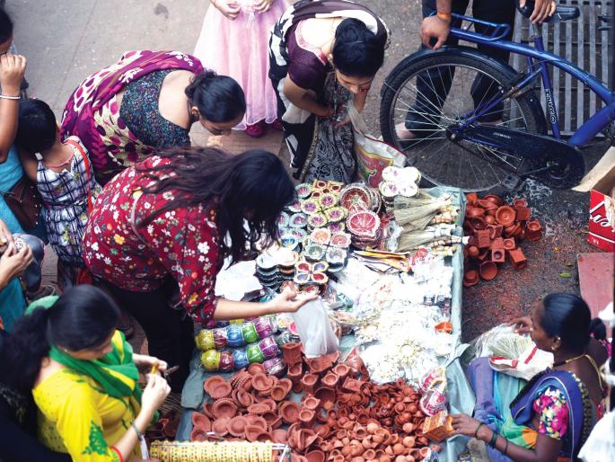 Life got tough; We live in Mumbai | आयुष्यच खडतर झाले; मुंबईच्या जीवावर आम्ही जगतो