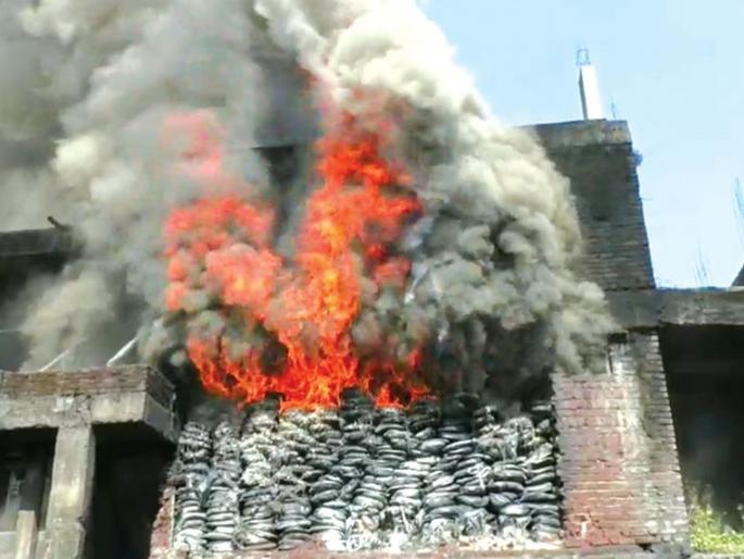 Godavari in Bhiwandi fires heavy fire; Received control after three hours | भिवंडीतील गोदामाला भीषण आग; तीन तासांनंतर मिळवले नियंत्रण Godavari in Bhiwandi fires heavy fire; Received control after three hours | भिवंडीतील गोदामाला भीषण आग; तीन तासांनंतर मिळवले नियंत्रण