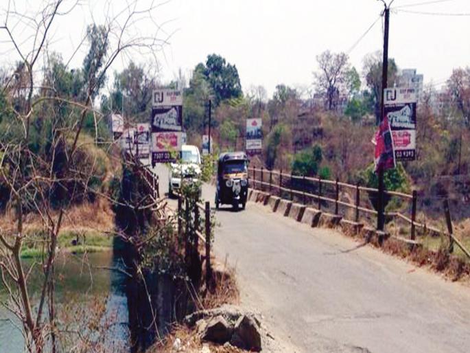 Ulhas river gets damaged after flood | उल्हास नदीवरील पूल झाला धोकादायक Ulhas river gets damaged after flood | उल्हास नदीवरील पूल झाला धोकादायक