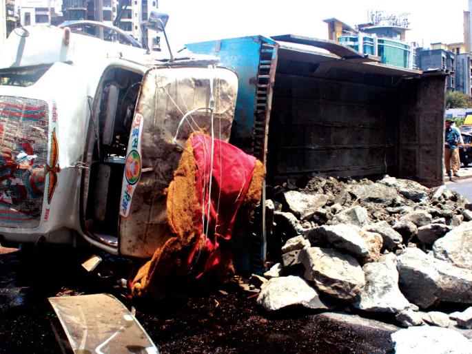 Five injured in two different truck accidents | ट्रकच्या दोन वेगवेगळ्या अपघातांमध्ये पाच जखमी Five injured in two different truck accidents | ट्रकच्या दोन वेगवेगळ्या अपघातांमध्ये पाच जखमी