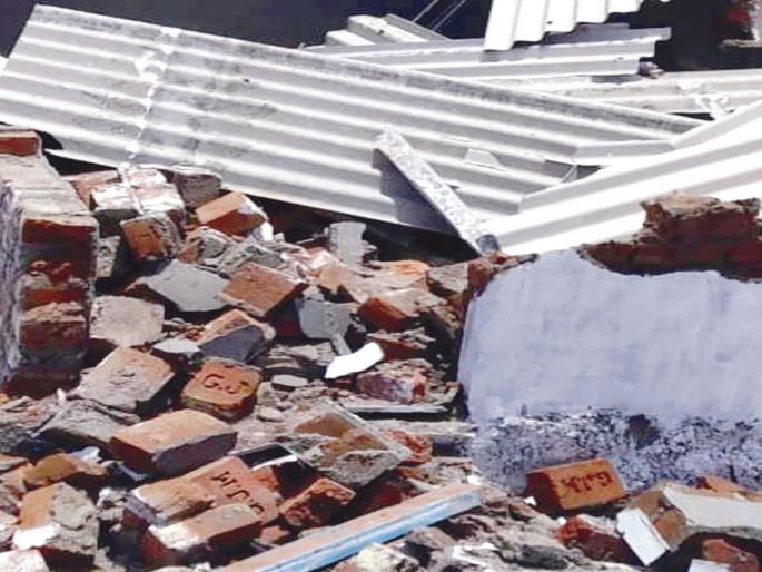 Ambernath's huge jungle encroachments | अंबरनाथमध्ये उदंड जाहली अतिक्रमणे