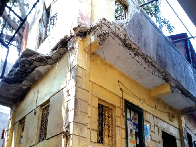 Leprosy hospital dispute; KDMC schools are being treated in the hall | कुष्ठरुग्णांच्या दवाखान्याची पडझड; केडीएमसी शाळेच्या सभागृहातच केले जातात उपचार Leprosy hospital dispute; KDMC schools are being treated in the hall | कुष्ठरुग्णांच्या दवाखान्याची पडझड; केडीएमसी शाळेच्या सभागृहातच केले जातात उपचार