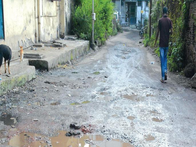 'As The' problem caused by KDMC temporary fix | केडीएमसीकडून तात्पुरत्या केल्या जाणाऱ्या डागडुजीमुळे समस्या ‘जैसे थे’ 'As The' problem caused by KDMC temporary fix | केडीएमसीकडून तात्पुरत्या केल्या जाणाऱ्या डागडुजीमुळे समस्या ‘जैसे थे’