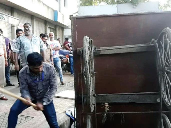 Fierce action was started on the pavement after the tree fell; Debris of stalls, seized vehicles | झाडाझडतीनंतर फेरीवाल्यांवर धडक कारवाईला सुरुवात; स्टॉलची मोडतोड, हातगाड्या जप्त Fierce action was started on the pavement after the tree fell; Debris of stalls, seized vehicles | झाडाझडतीनंतर फेरीवाल्यांवर धडक कारवाईला सुरुवात; स्टॉलची मोडतोड, हातगाड्या जप्त