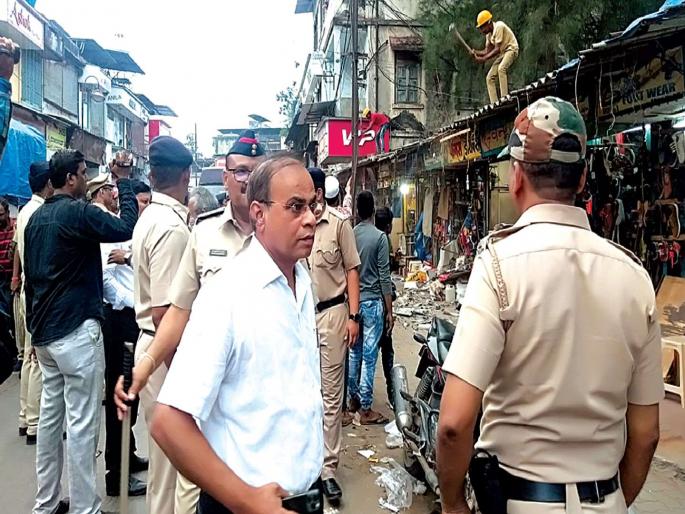KDMC Commissioner takes off on road Action in welfare | फेरीवाल्यांविरोधात केडीएमसी आयुक्त उतरले रस्त्यावर; कल्याणमध्ये कारवाई KDMC Commissioner takes off on road Action in welfare | फेरीवाल्यांविरोधात केडीएमसी आयुक्त उतरले रस्त्यावर; कल्याणमध्ये कारवाई