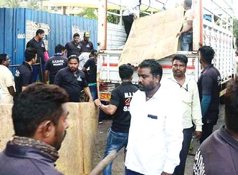 Bhayander municipal proceedings; Flirting the stairs, the jaws | भल्या पहाटे भाईंदर पालिकेची कारवाई; टपऱ्या, बाकडे जमीनदोस्त Bhayander municipal proceedings; Flirting the stairs, the jaws | भल्या पहाटे भाईंदर पालिकेची कारवाई; टपऱ्या, बाकडे जमीनदोस्त