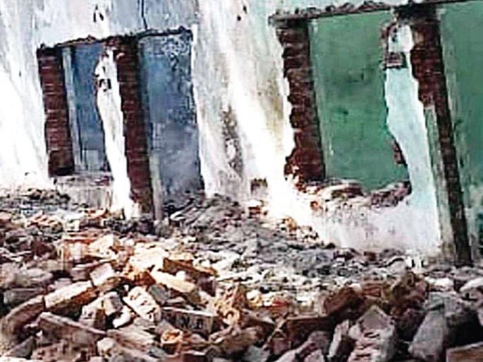 Give us our place; Police Letters | आम्हाला आमची जागा परत द्या; पोलिसांचे पत्र Give us our place; Police Letters | आम्हाला आमची जागा परत द्या; पोलिसांचे पत्र