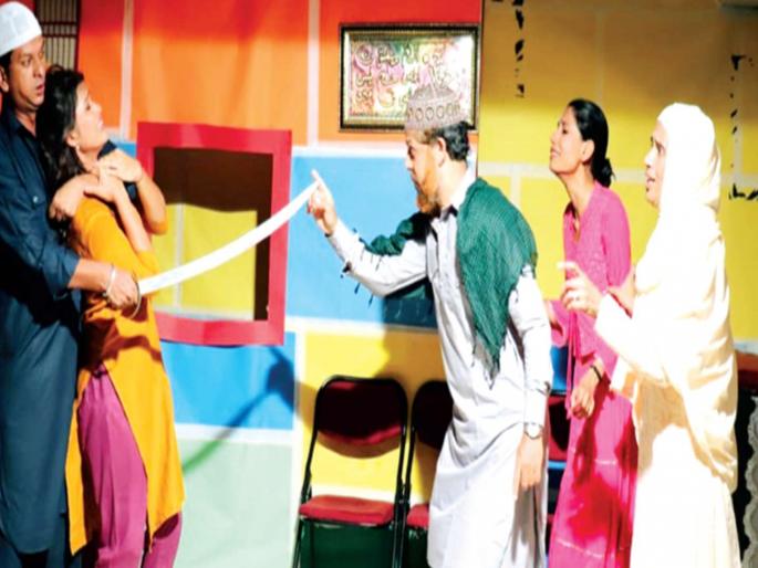 'Terror' stunned the cut-off audience; Presentation based on Hindu-Muslim relations | ‘आतंक’ने कट्ट्याच्या प्रेक्षकांना केले स्तब्ध; हिंदू-मुस्लिम संबंधांवर आधारित एकांकिका सादर 'Terror' stunned the cut-off audience; Presentation based on Hindu-Muslim relations | ‘आतंक’ने कट्ट्याच्या प्रेक्षकांना केले स्तब्ध; हिंदू-मुस्लिम संबंधांवर आधारित एकांकिका सादर