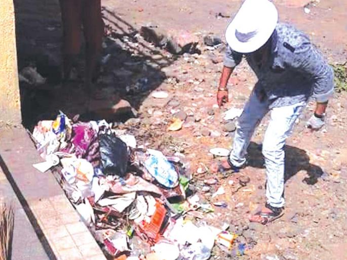 Cleaning of the river by night; Junkies's venture at Khadwali | नदीकिनारी दररविवारी साफसफाई; खडवली येथे तरुणाईचा उपक्रम Cleaning of the river by night; Junkies's venture at Khadwali | नदीकिनारी दररविवारी साफसफाई; खडवली येथे तरुणाईचा उपक्रम