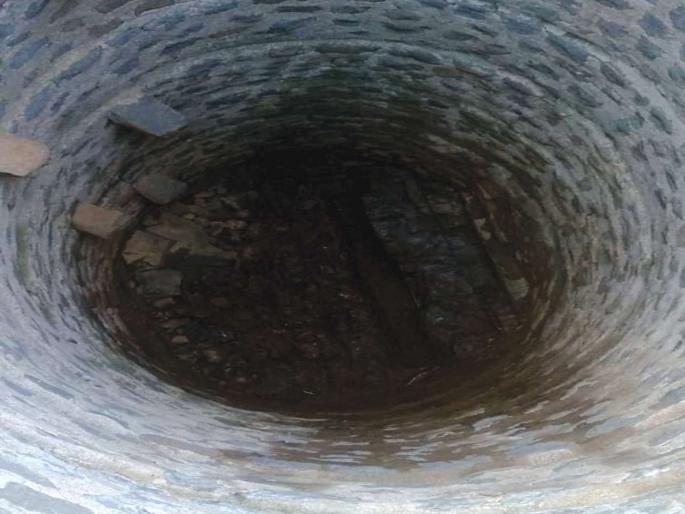 Dug pits in the river for water; Pictures from Aambivali village | पाण्यासाठी नदीत खोदले खड्डे; आंबिवली गावातील चित्र Dug pits in the river for water; Pictures from Aambivali village | पाण्यासाठी नदीत खोदले खड्डे; आंबिवली गावातील चित्र