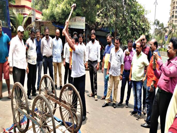 Action against racketeers; After the MNS alert KDMC came to wake up | फेरीवाल्यांविरोधात खडकपाड्यात कारवाई; मनसेच्या इशाऱ्यानंतर केडीएमसीला आली जाग Action against racketeers; After the MNS alert KDMC came to wake up | फेरीवाल्यांविरोधात खडकपाड्यात कारवाई; मनसेच्या इशाऱ्यानंतर केडीएमसीला आली जाग