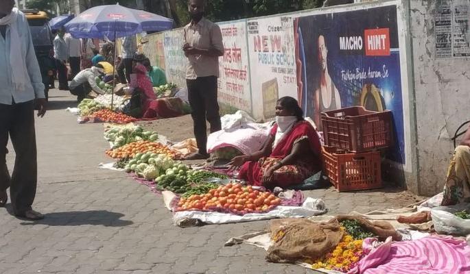 Farmers in loss selling vegetables in city | इथेही शेतकऱ्याची लुबाडणूक; ग्राहक मागेल त्या भावाला भाजी दिली Farmers in loss selling vegetables in city | इथेही शेतकऱ्याची लुबाडणूक; ग्राहक मागेल त्या भावाला भाजी दिली