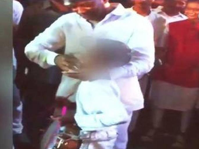 ... so a bundle of notes in the mouth of a child by the Assembly Vice President | ...म्हणून विधानसभा उपाध्यक्षांनी मुलाच्या तोंडात कोंबले नोटांचे बंडल ... so a bundle of notes in the mouth of a child by the Assembly Vice President | ...म्हणून विधानसभा उपाध्यक्षांनी मुलाच्या तोंडात कोंबले नोटांचे बंडल