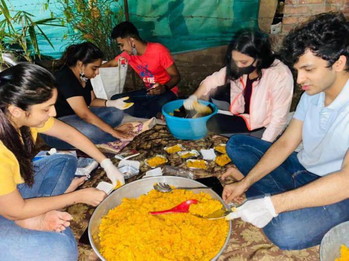 Youth started "Annadan Yajna"! The grass of love for the needy in the battle of Corona .... | तरुणाईने सुरु केला "अन्नदान यज्ञ"! कोरोनाच्या लढाईत गरजुंना मायेचा घास.... Youth started "Annadan Yajna"! The grass of love for the needy in the battle of Corona .... | तरुणाईने सुरु केला "अन्नदान यज्ञ"! कोरोनाच्या लढाईत गरजुंना मायेचा घास....