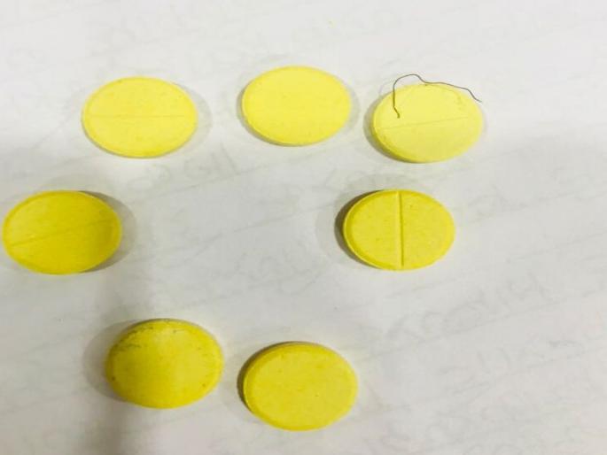 Wires detected in calcium pills given from Kalyan Dombivli Municipal Hospital | कल्याण डोंबिवली महापालिकेच्या रुग्णालयातून देण्यात आलेल्या कॅल्शीयमच्या गोळ्य़ांत आढळली तार Wires detected in calcium pills given from Kalyan Dombivli Municipal Hospital | कल्याण डोंबिवली महापालिकेच्या रुग्णालयातून देण्यात आलेल्या कॅल्शीयमच्या गोळ्य़ांत आढळली तार