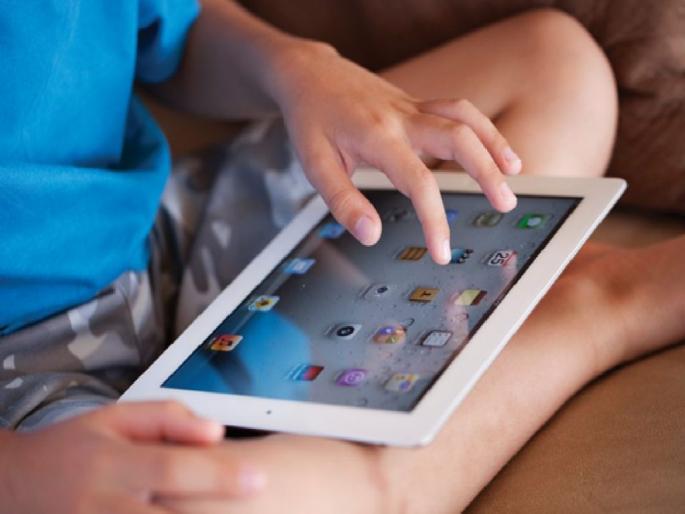 The government will give the tab in the hands of poor students; Digital library in schools | गोरगरीब विद्यार्थ्यांच्या हाती सरकार देणार टॅब; शाळांमध्ये होणार डिजिटल लायब्ररी The government will give the tab in the hands of poor students; Digital library in schools | गोरगरीब विद्यार्थ्यांच्या हाती सरकार देणार टॅब; शाळांमध्ये होणार डिजिटल लायब्ररी