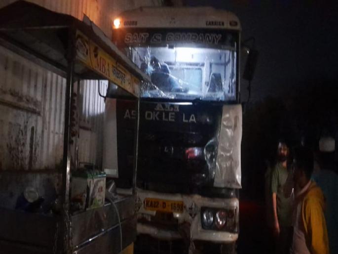 Five injured in drunk truck driver in sangli, People brutally beat up the truck driver | Sangli: मद्यपी ट्रकचालकाच्या धडकेत पाच जखमी, लोकांनी ट्रकचालकास केली बेदम मारहाण