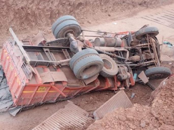 Three seriously injured after truck falls into pothole on highway, The accident took place near Bavanadi Ghat bridge in Ratnagiri | Ratnagiri: महामार्गावर ट्रक खड्ड्यात काेसळून तिघे गंभीर जखमी Three seriously injured after truck falls into pothole on highway, The accident took place near Bavanadi Ghat bridge in Ratnagiri | Ratnagiri: महामार्गावर ट्रक खड्ड्यात काेसळून तिघे गंभीर जखमी