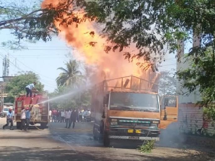 The tremor of a burning truck in Sangli, started when it touched an electric wire | सांगलीत बर्निंग ट्रकचा थरार, विद्युत तारेला स्पर्श झाल्याने लागली आग The tremor of a burning truck in Sangli, started when it touched an electric wire | सांगलीत बर्निंग ट्रकचा थरार, विद्युत तारेला स्पर्श झाल्याने लागली आग