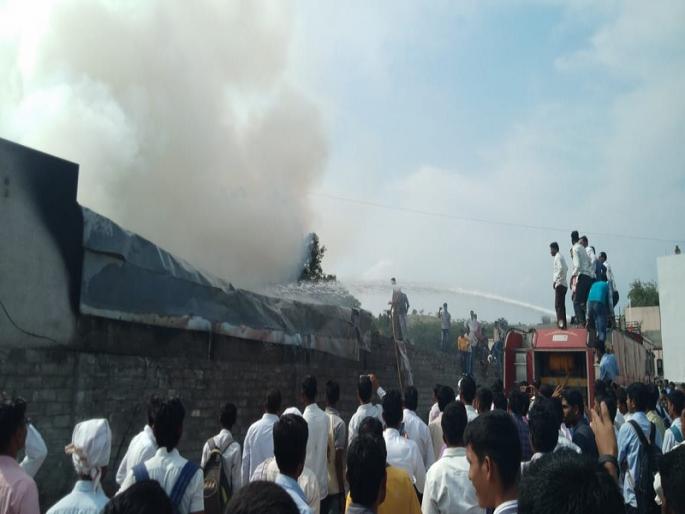 A tragic showroom in Pathardi city, a fierce fire | पाथर्डी शहरातील ट्रक्टर शोरूमला भीषण आग A tragic showroom in Pathardi city, a fierce fire | पाथर्डी शहरातील ट्रक्टर शोरूमला भीषण आग