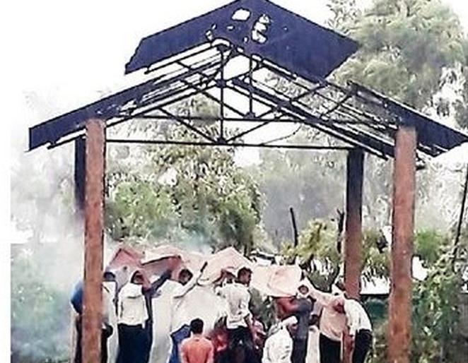In this village, tarpaulin has been covered on the dead body while burning | 'या' गावात सरणावरील मृतदेहावर धरावी लागते ताडपत्री In this village, tarpaulin has been covered on the dead body while burning | 'या' गावात सरणावरील मृतदेहावर धरावी लागते ताडपत्री