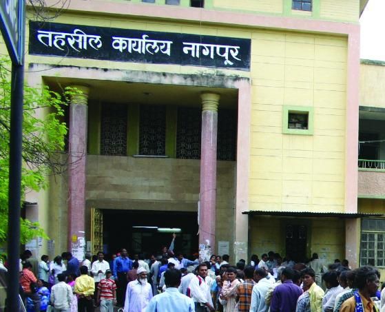 Manhandling to bench clerk in Tahsildar's cabin in Nagpur | नागपुरातील तहसीलदाराच्या कक्षात शिरस्तेदाराला मारहाण